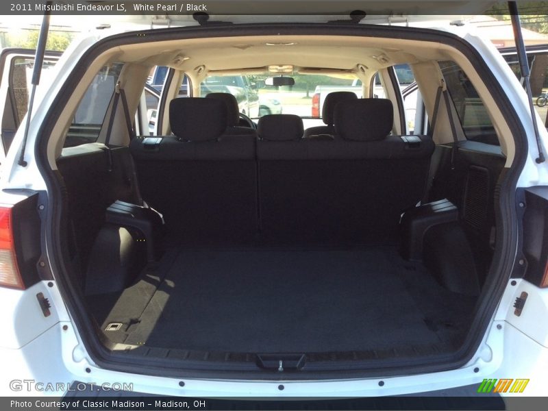 White Pearl / Black 2011 Mitsubishi Endeavor LS