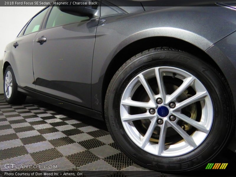 Magnetic / Charcoal Black 2018 Ford Focus SE Sedan