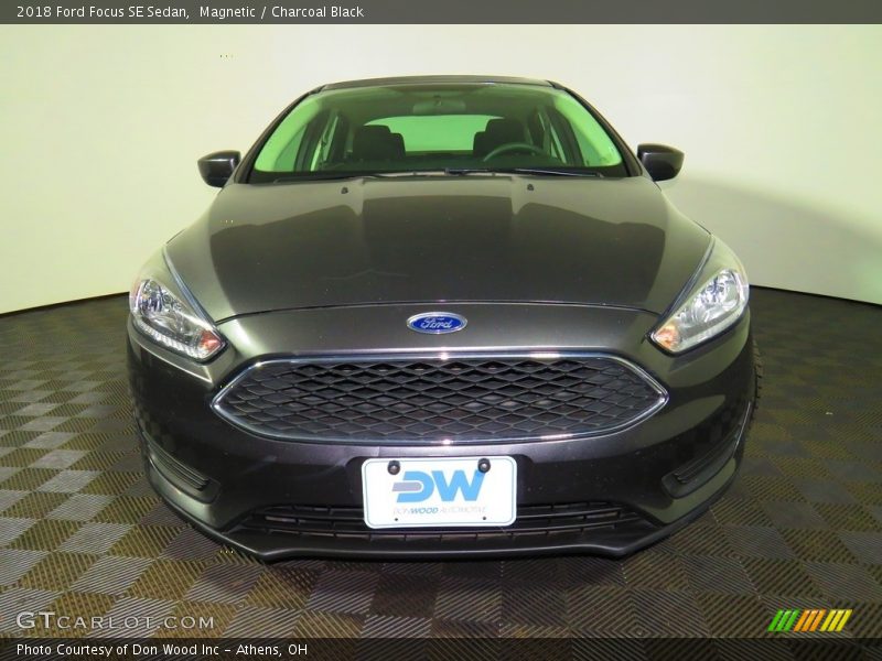 Magnetic / Charcoal Black 2018 Ford Focus SE Sedan