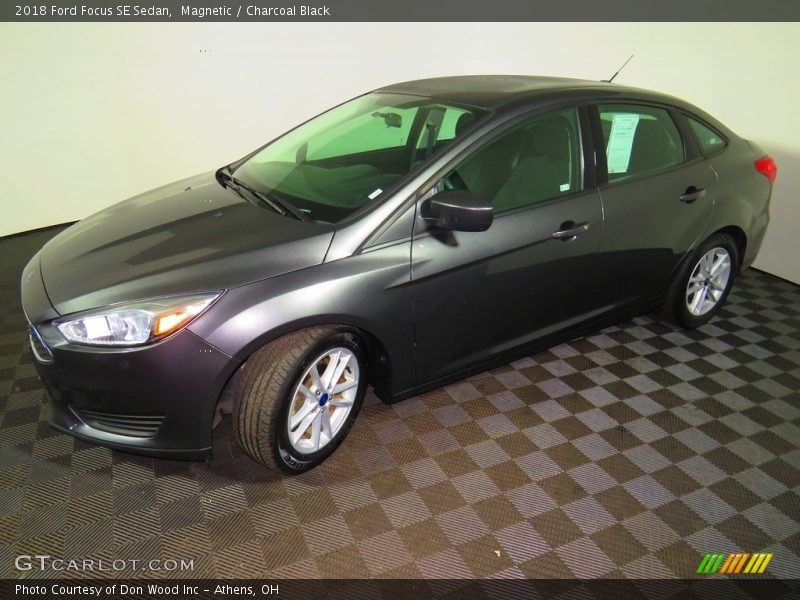 Magnetic / Charcoal Black 2018 Ford Focus SE Sedan