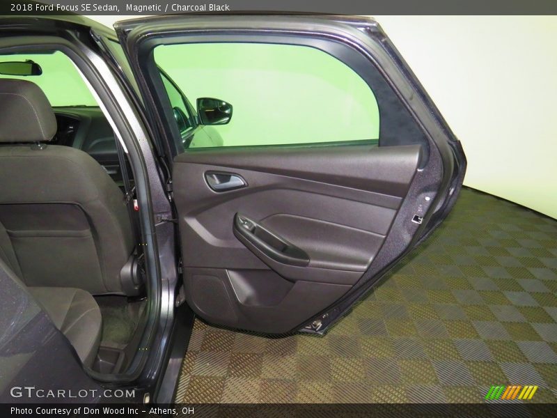 Magnetic / Charcoal Black 2018 Ford Focus SE Sedan