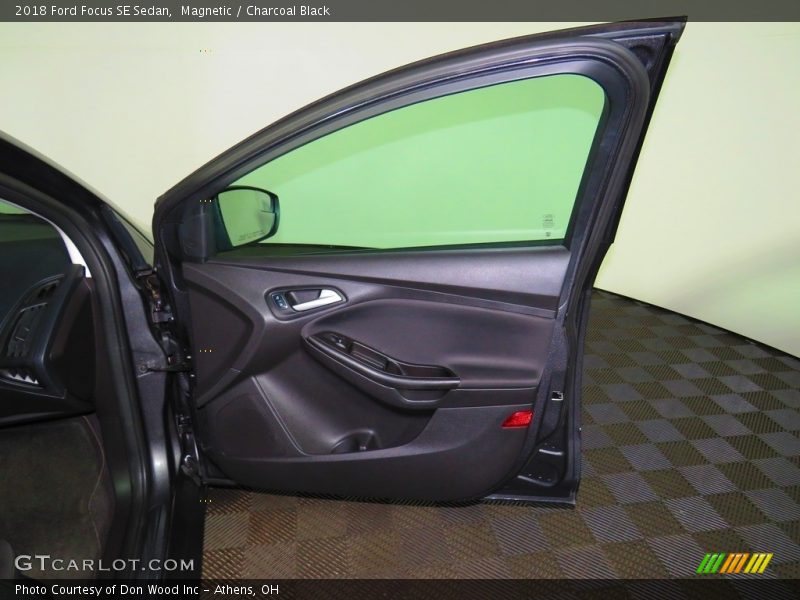 Magnetic / Charcoal Black 2018 Ford Focus SE Sedan