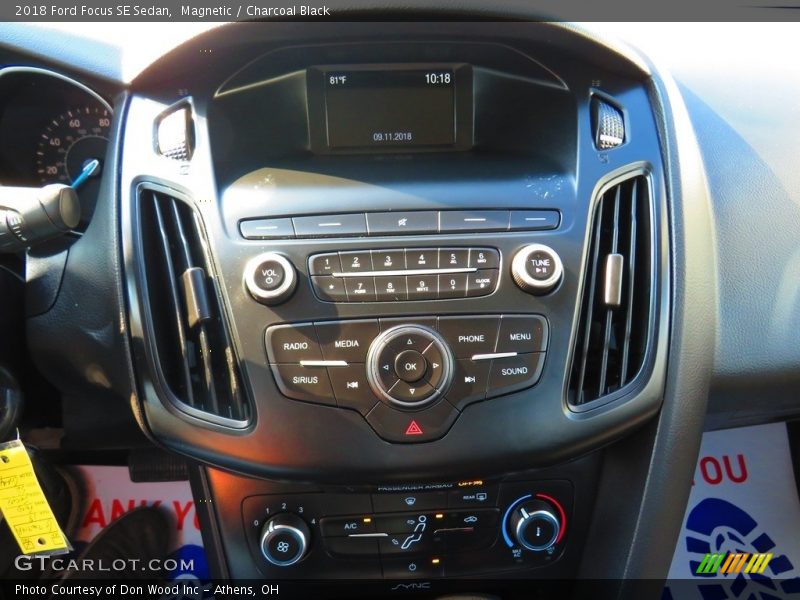 Magnetic / Charcoal Black 2018 Ford Focus SE Sedan