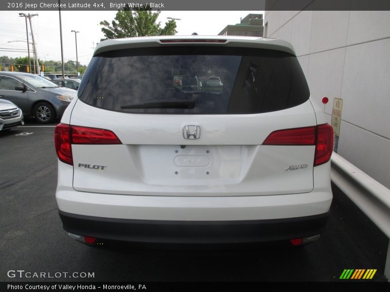 Bright White / Black 2016 Jeep Cherokee Latitude 4x4