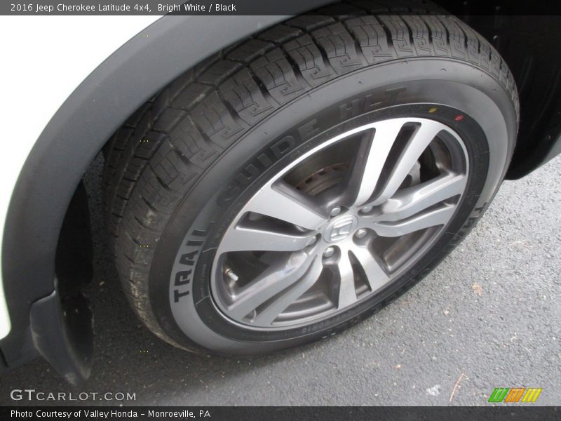 Bright White / Black 2016 Jeep Cherokee Latitude 4x4