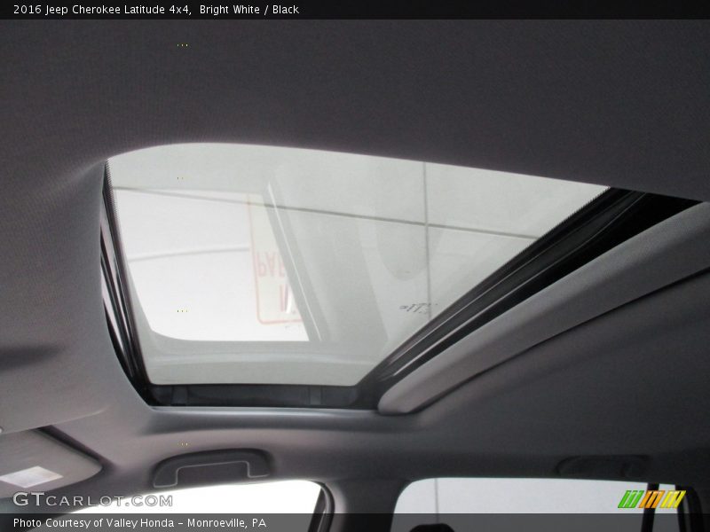 Bright White / Black 2016 Jeep Cherokee Latitude 4x4