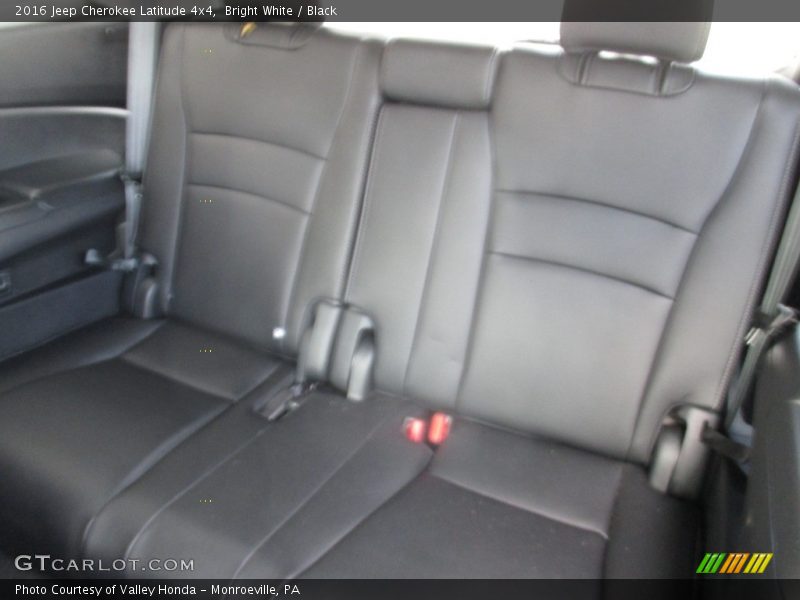 Bright White / Black 2016 Jeep Cherokee Latitude 4x4