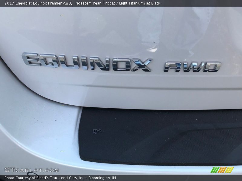 Iridescent Pearl Tricoat / Light Titanium/Jet Black 2017 Chevrolet Equinox Premier AWD