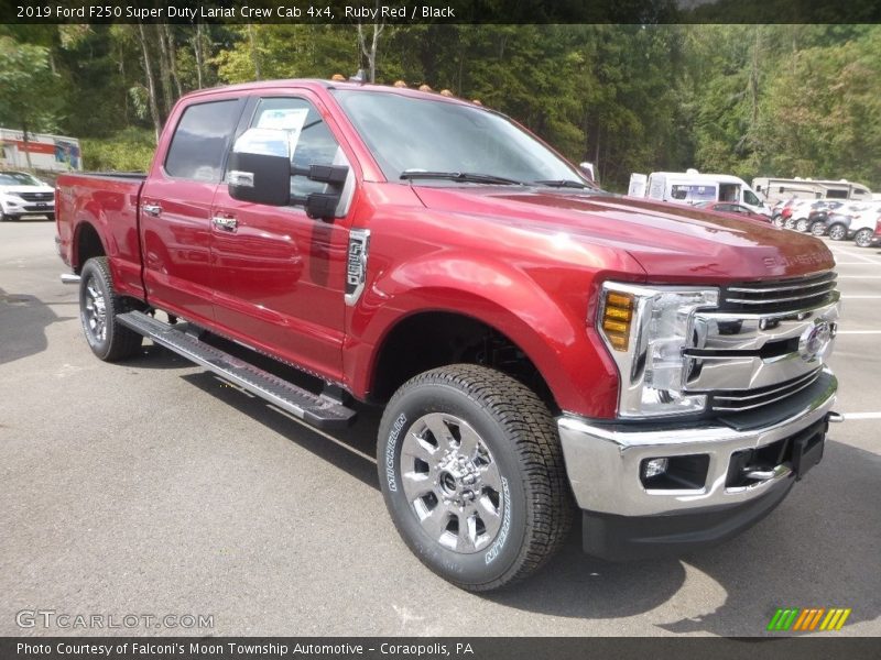 Front 3/4 View of 2019 F250 Super Duty Lariat Crew Cab 4x4
