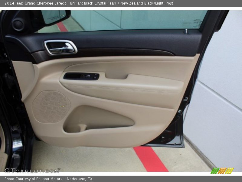 Brilliant Black Crystal Pearl / New Zealand Black/Light Frost 2014 Jeep Grand Cherokee Laredo