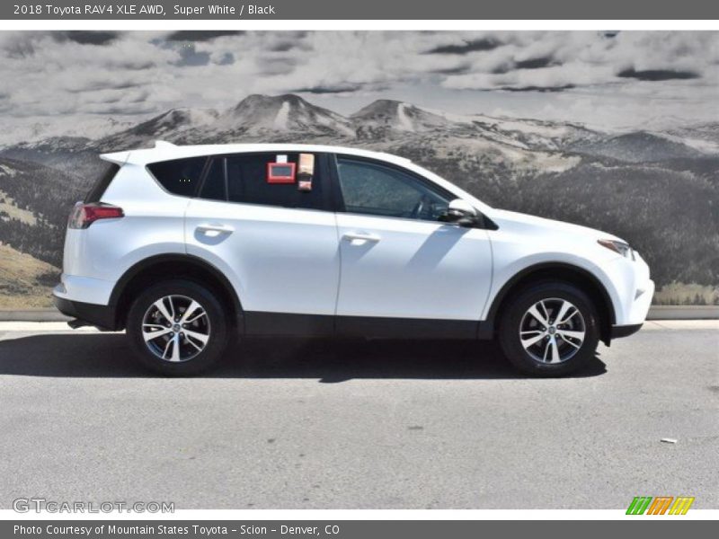 Super White / Black 2018 Toyota RAV4 XLE AWD
