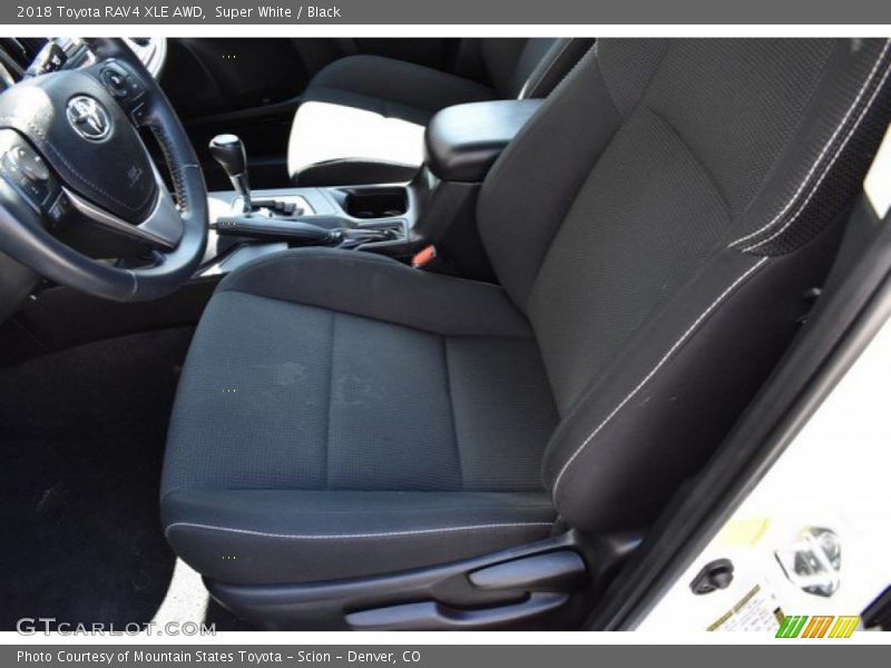 Super White / Black 2018 Toyota RAV4 XLE AWD