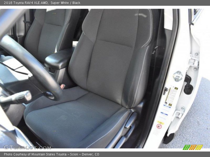 Super White / Black 2018 Toyota RAV4 XLE AWD