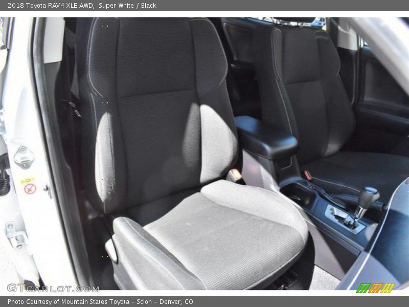 Super White / Black 2018 Toyota RAV4 XLE AWD