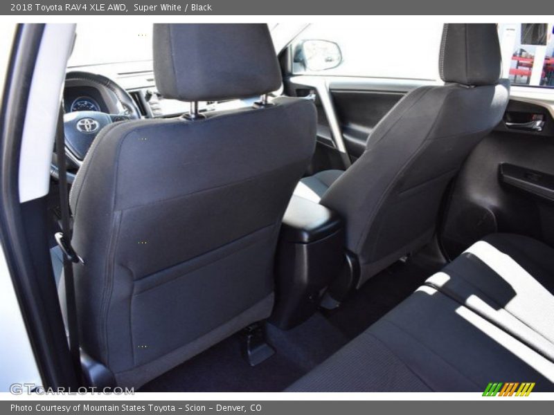 Super White / Black 2018 Toyota RAV4 XLE AWD