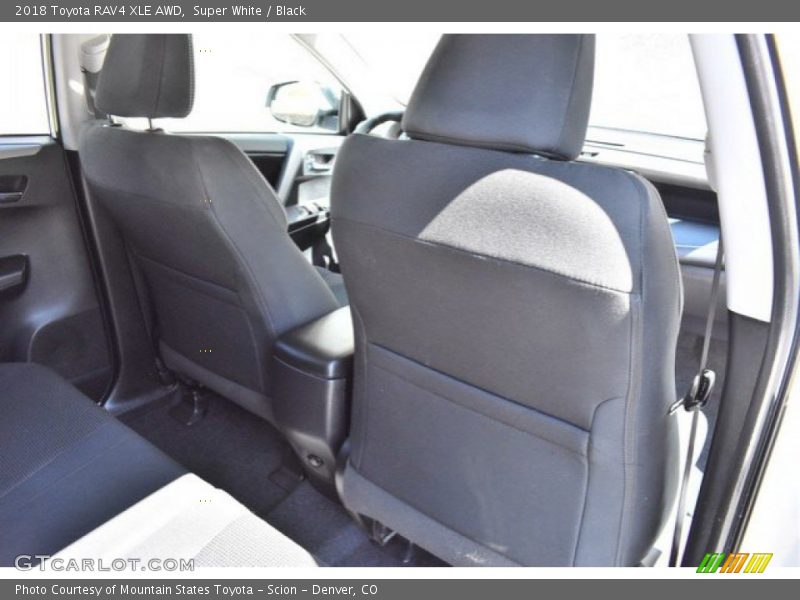 Super White / Black 2018 Toyota RAV4 XLE AWD