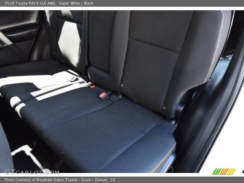 Super White / Black 2018 Toyota RAV4 XLE AWD