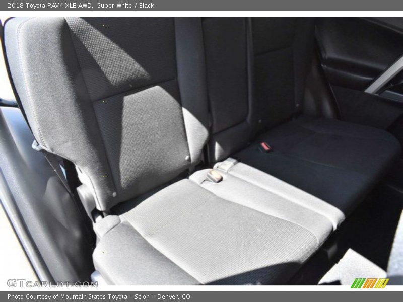 Super White / Black 2018 Toyota RAV4 XLE AWD
