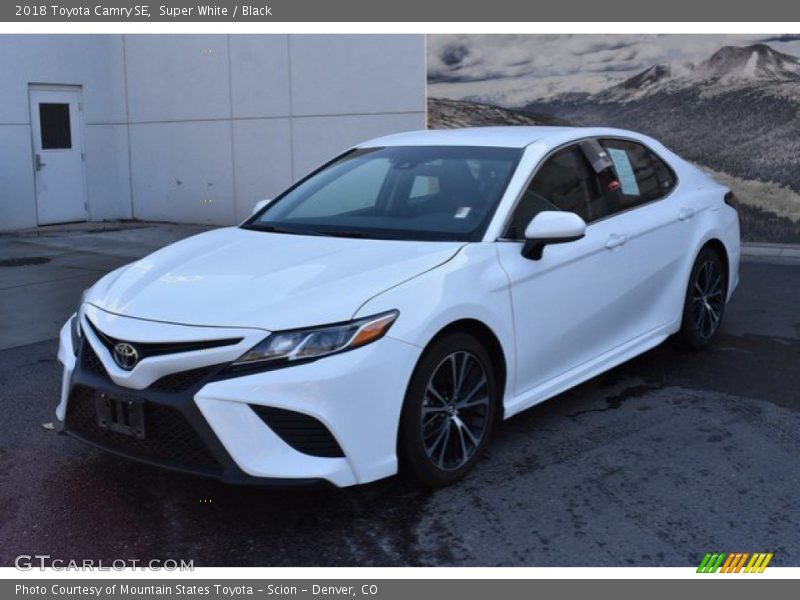 Super White / Black 2018 Toyota Camry SE