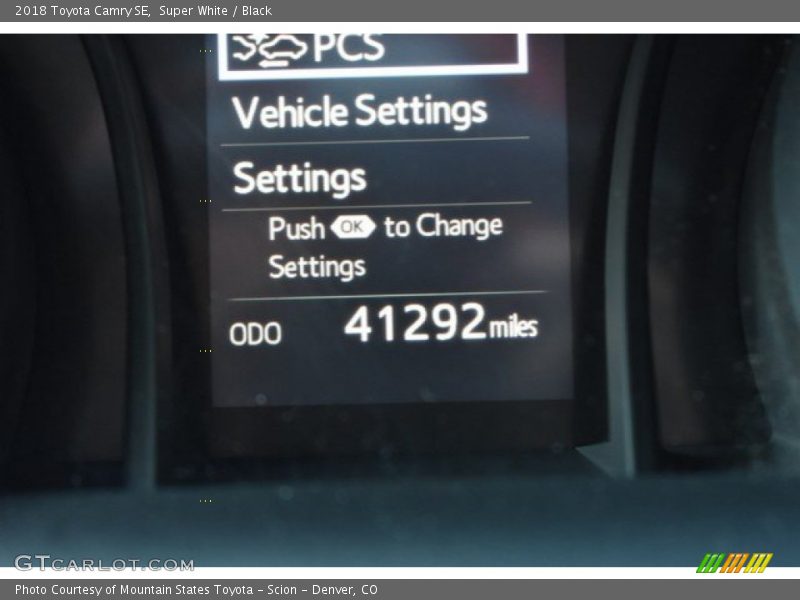 Super White / Black 2018 Toyota Camry SE