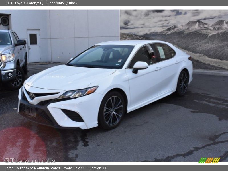 Super White / Black 2018 Toyota Camry SE