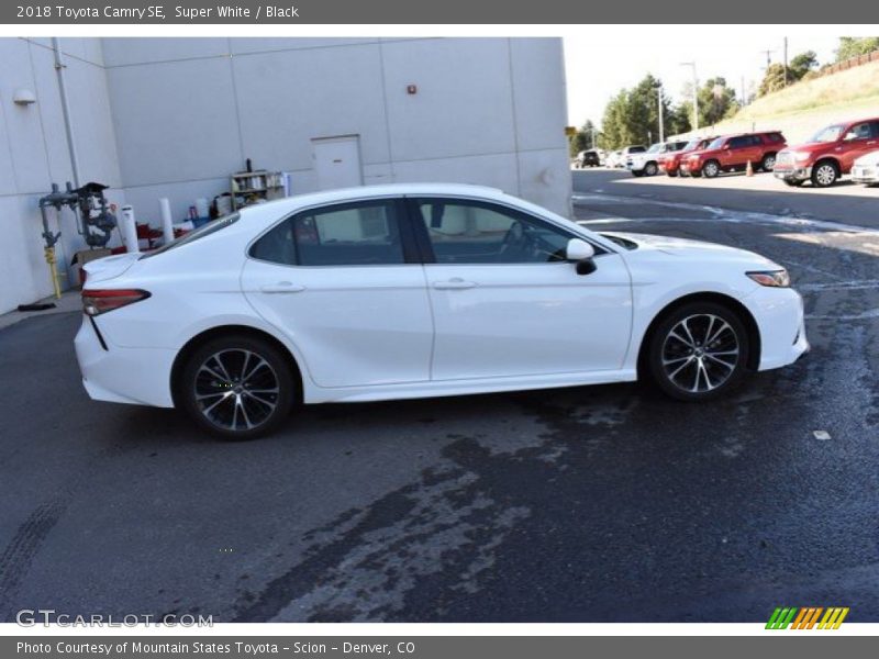 Super White / Black 2018 Toyota Camry SE