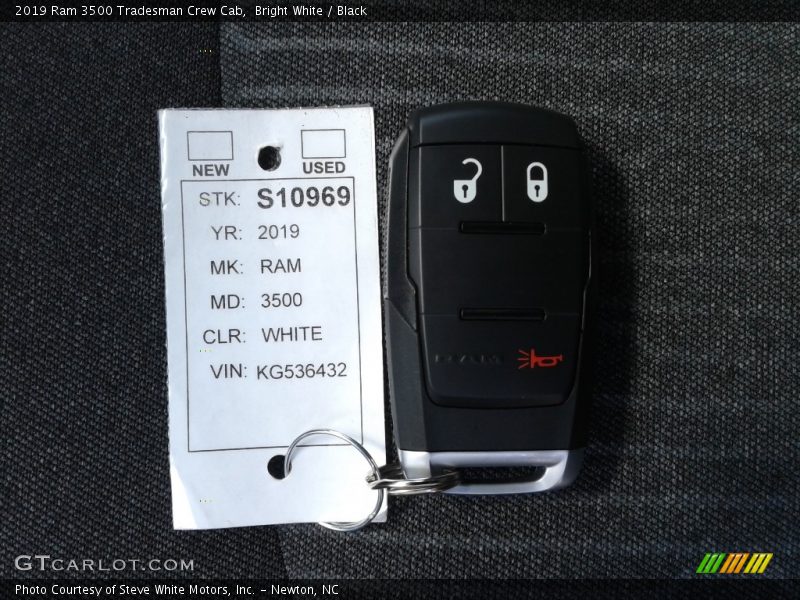 Bright White / Black 2019 Ram 3500 Tradesman Crew Cab
