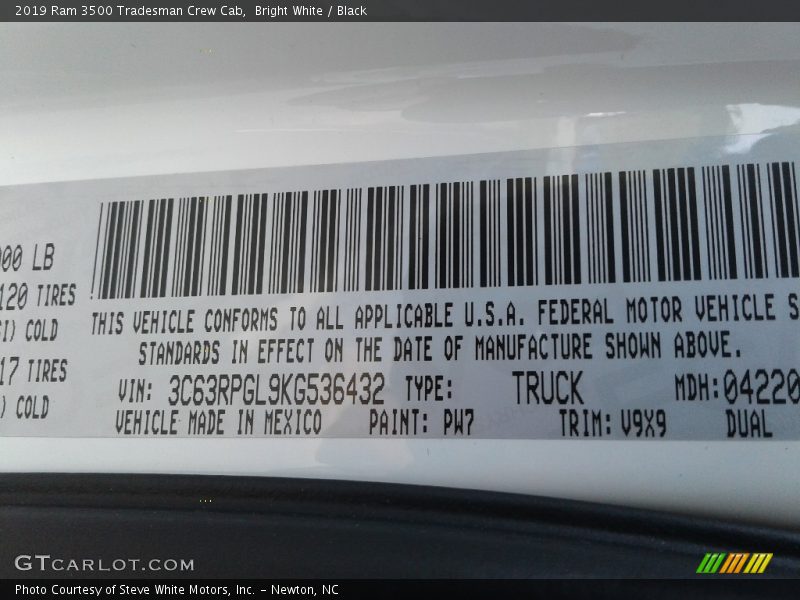 Bright White / Black 2019 Ram 3500 Tradesman Crew Cab