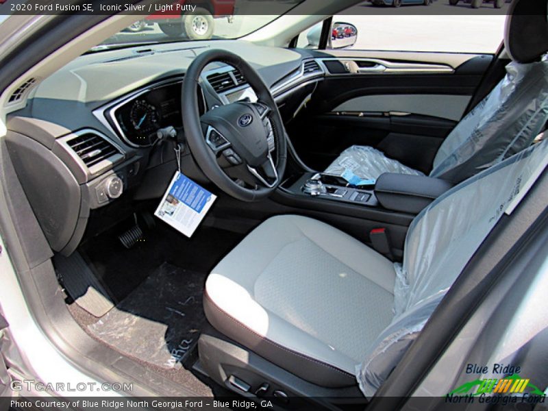 Iconic Silver / Light Putty 2020 Ford Fusion SE