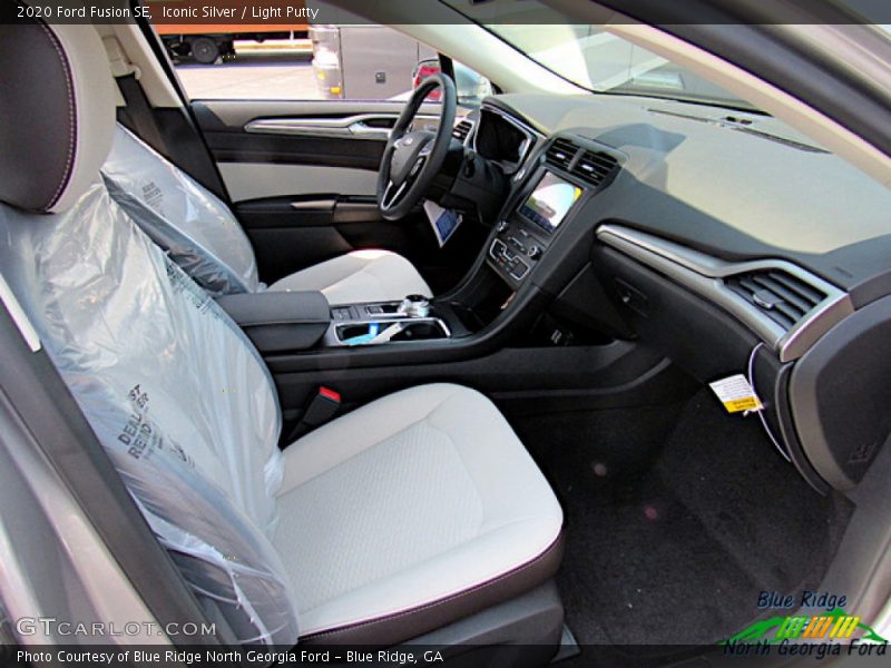 Iconic Silver / Light Putty 2020 Ford Fusion SE