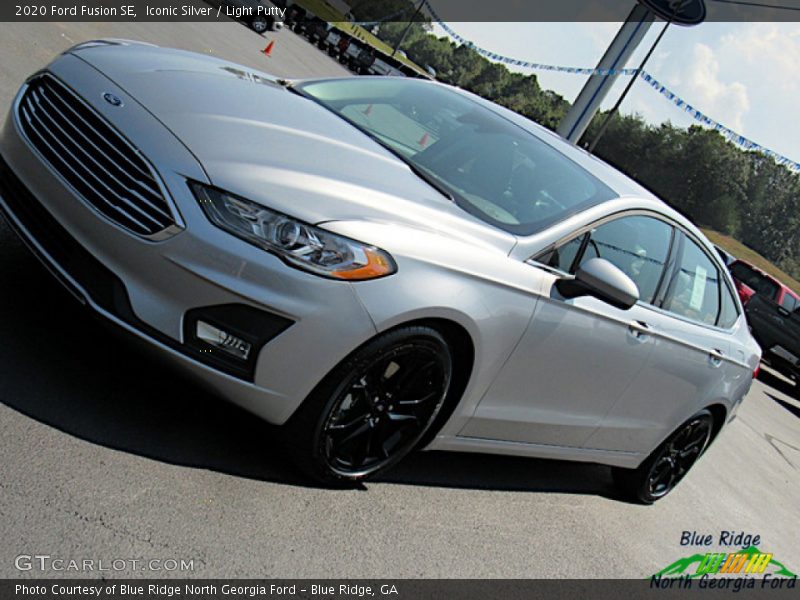 Iconic Silver / Light Putty 2020 Ford Fusion SE