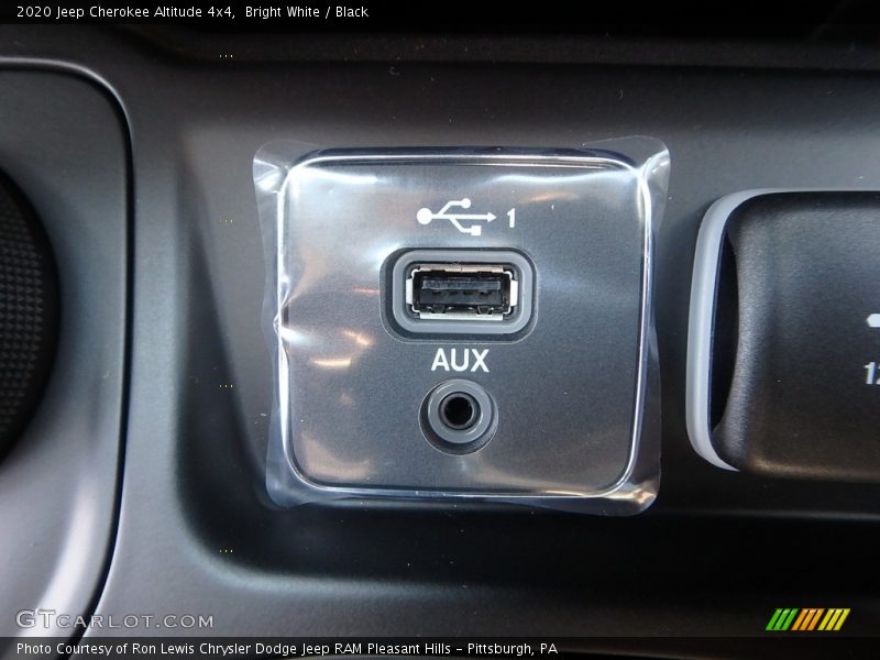 Bright White / Black 2020 Jeep Cherokee Altitude 4x4