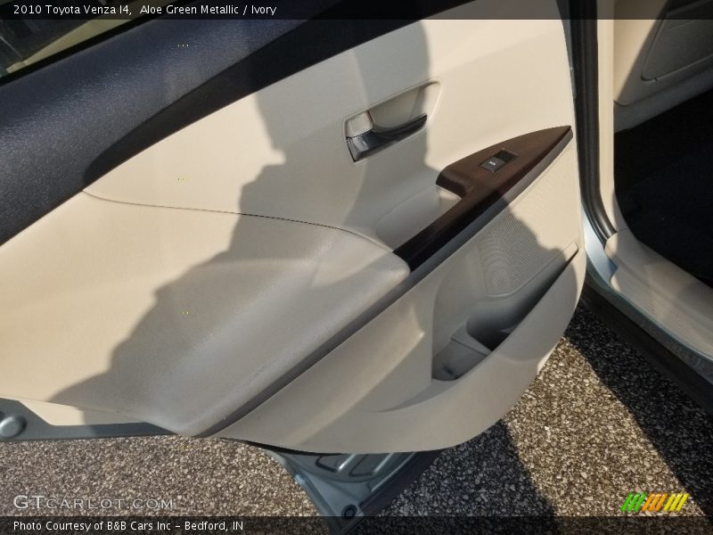 Aloe Green Metallic / Ivory 2010 Toyota Venza I4