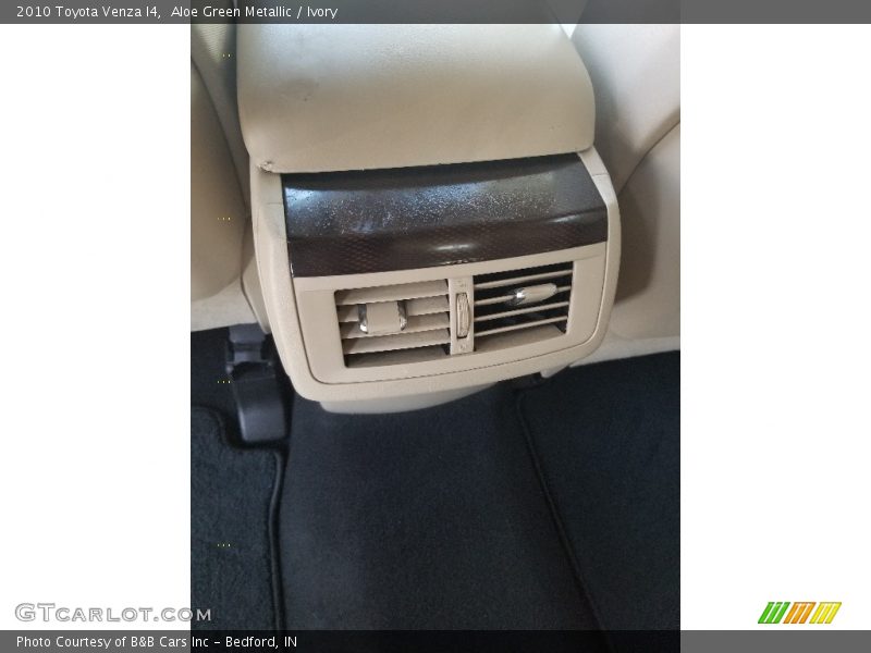 Aloe Green Metallic / Ivory 2010 Toyota Venza I4