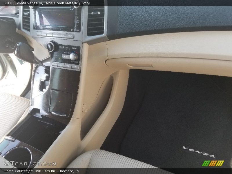 Aloe Green Metallic / Ivory 2010 Toyota Venza I4