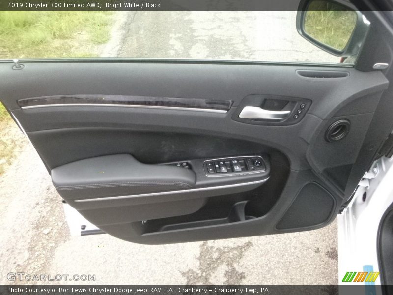 Bright White / Black 2019 Chrysler 300 Limited AWD