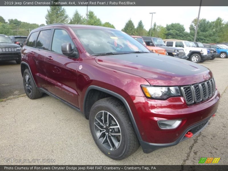 Front 3/4 View of 2019 Grand Cherokee Trailhawk 4x4