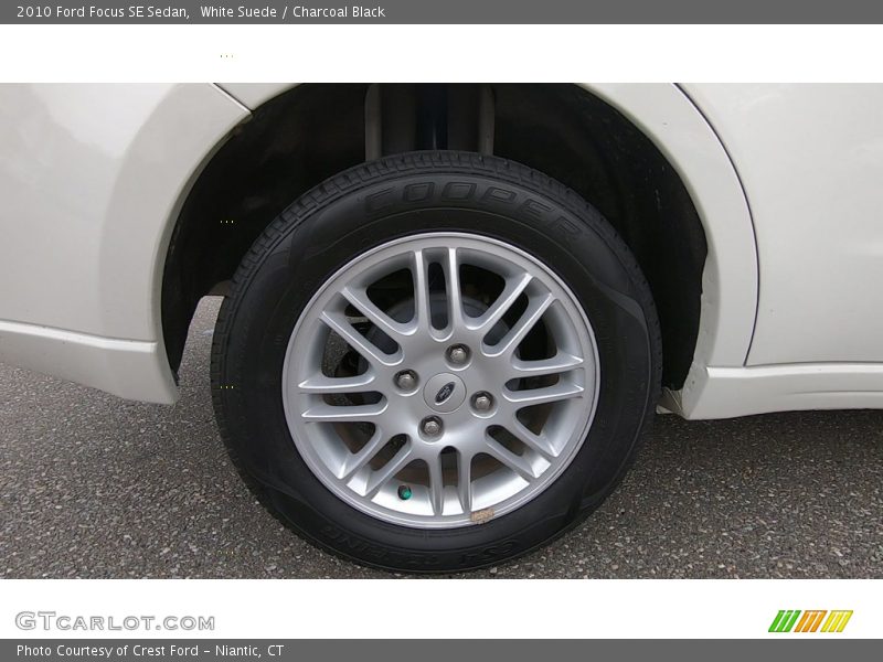 White Suede / Charcoal Black 2010 Ford Focus SE Sedan