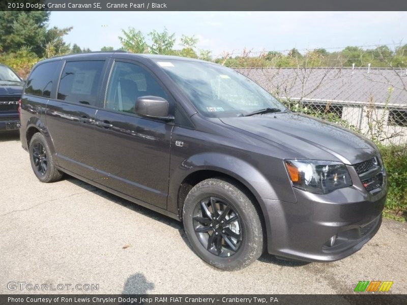 Front 3/4 View of 2019 Grand Caravan SE