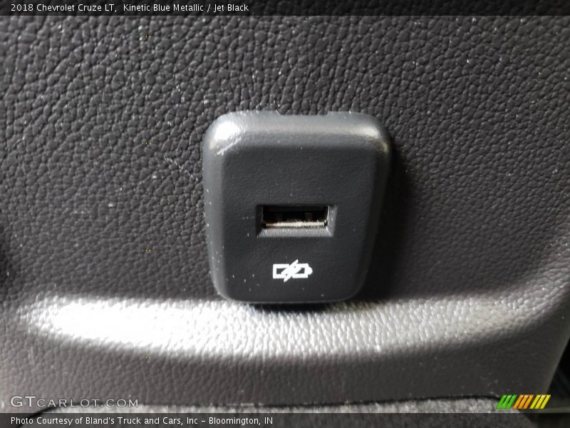 Kinetic Blue Metallic / Jet Black 2018 Chevrolet Cruze LT