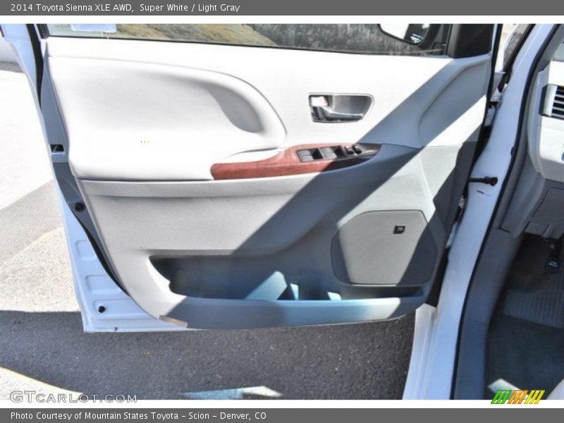 Super White / Light Gray 2014 Toyota Sienna XLE AWD
