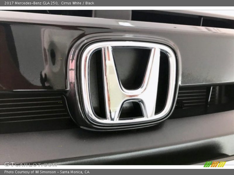 Cirrus White / Black 2017 Mercedes-Benz GLA 250