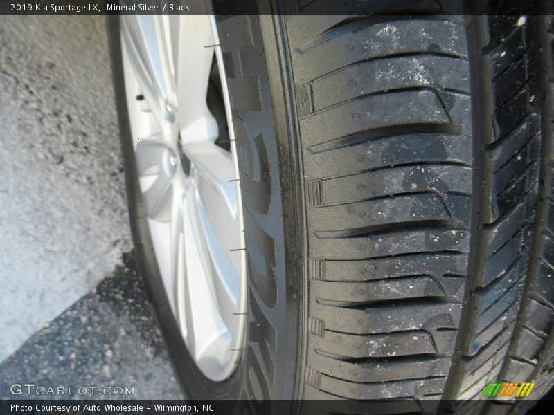 Mineral Silver / Black 2019 Kia Sportage LX