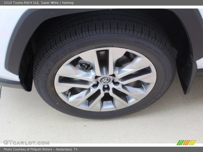 Super White / Nutmeg 2019 Toyota RAV4 XLE