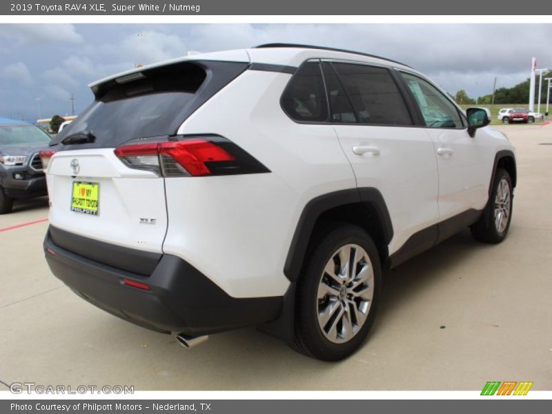 Super White / Nutmeg 2019 Toyota RAV4 XLE