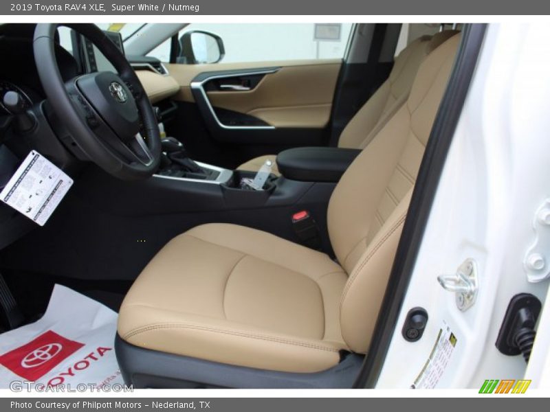 Super White / Nutmeg 2019 Toyota RAV4 XLE