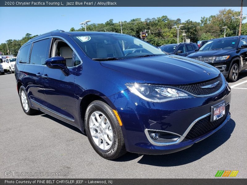 Front 3/4 View of 2020 Pacifica Touring L