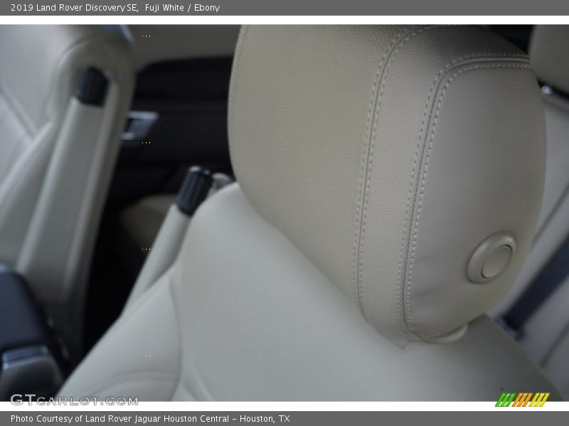 Fuji White / Ebony 2019 Land Rover Discovery SE