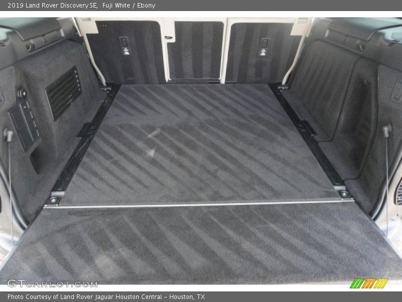 Fuji White / Ebony 2019 Land Rover Discovery SE