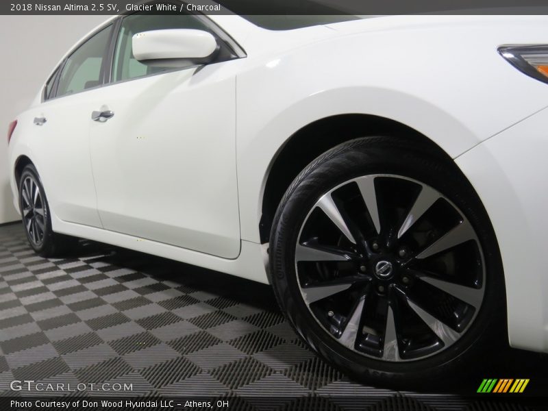 Glacier White / Charcoal 2018 Nissan Altima 2.5 SV